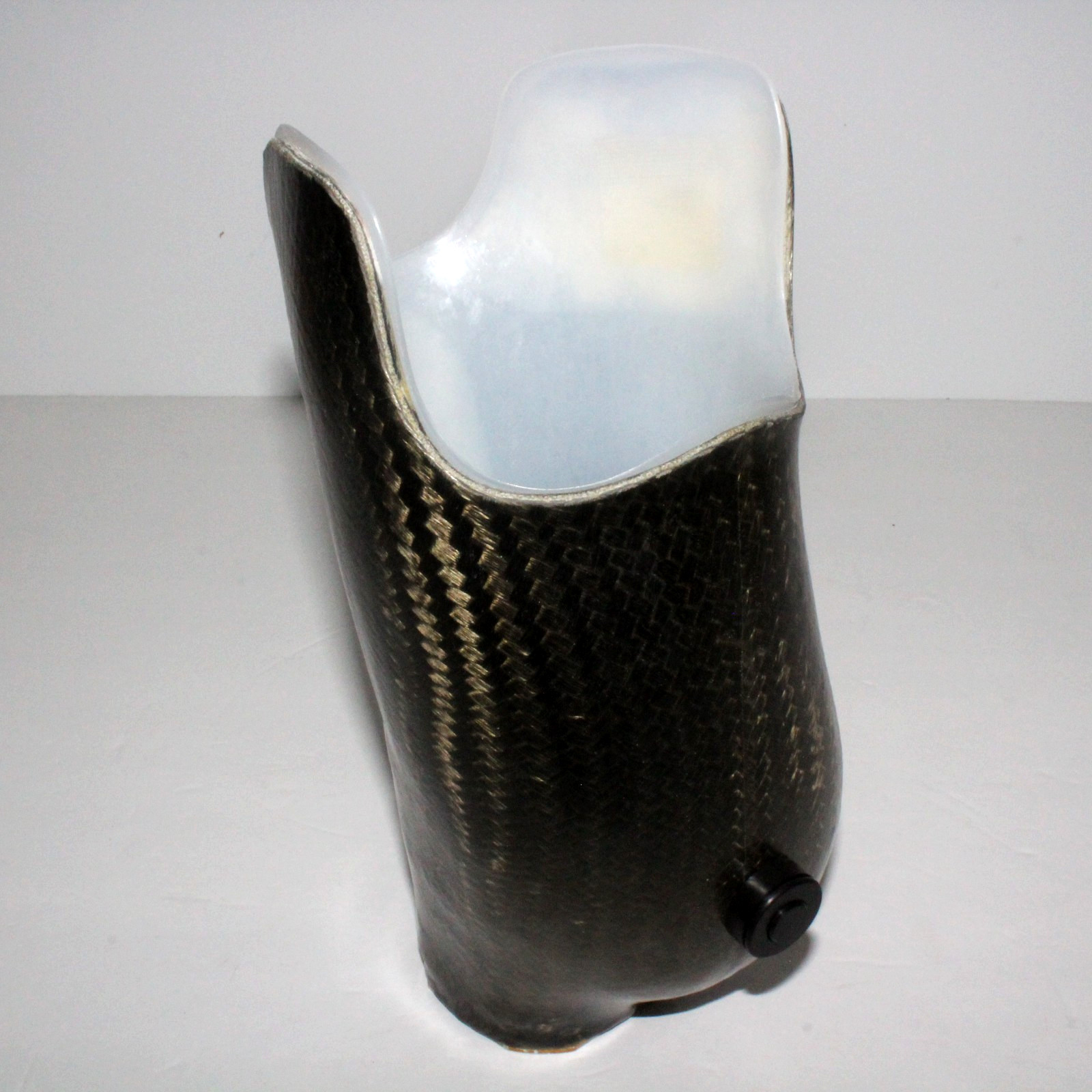 CLEAN BELOW-KNEE CARBON FIBER PROSTHETIC CALF SOCKET w/ DISTAL MOUNTING BASE