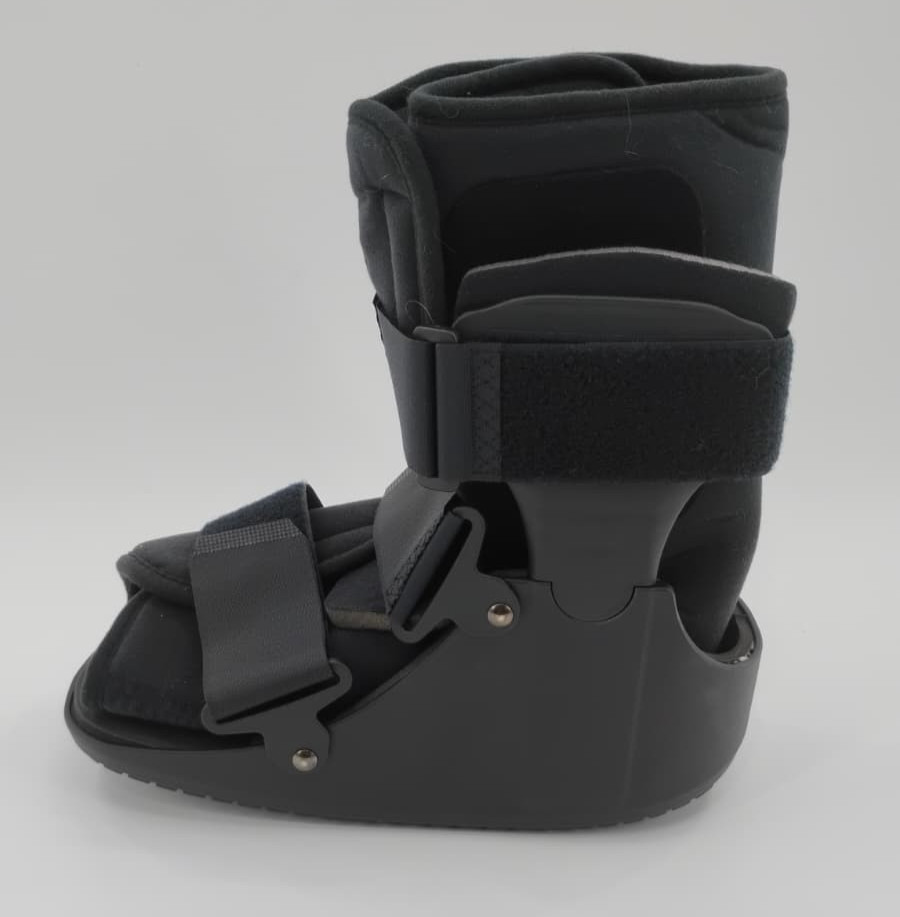 United Ortho USA14115 Short Air Cam Walker Fracture Boot, Medium, Black