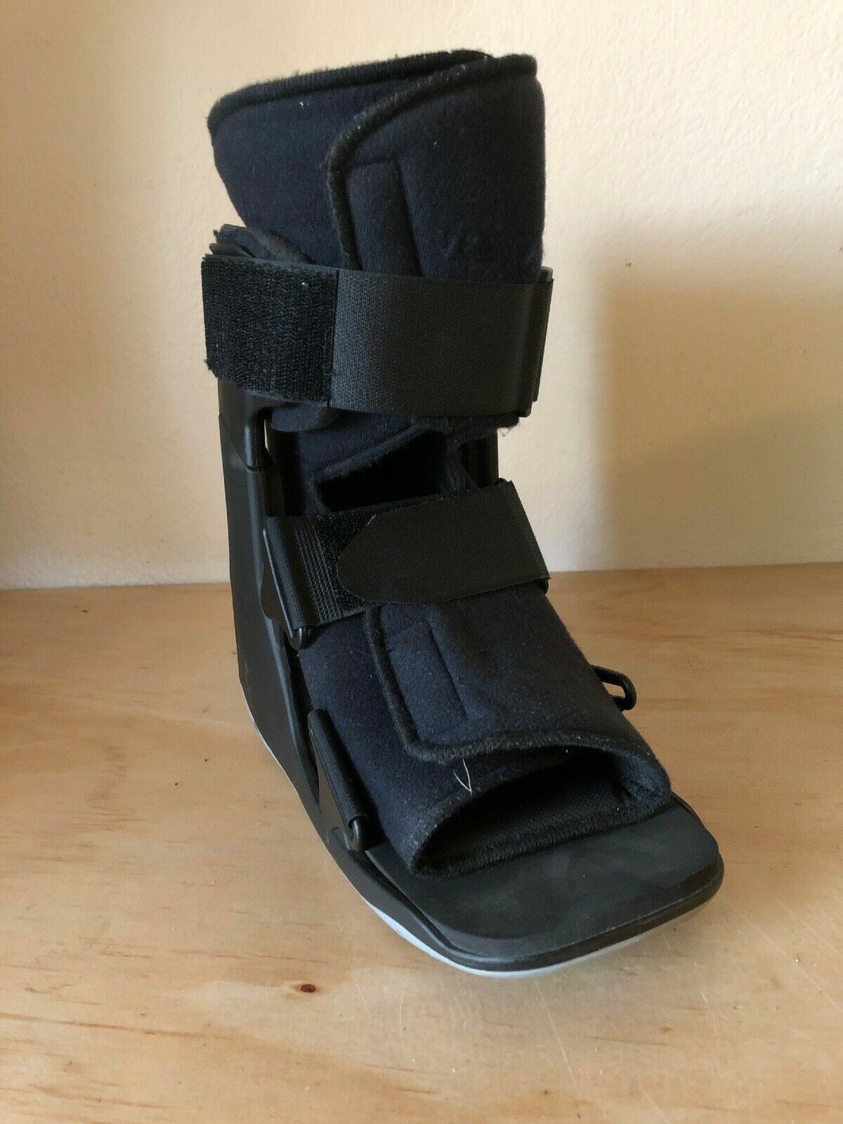 11108 Ovation Medical Pneumatic Shockpod Short Walker Brace Medium Black