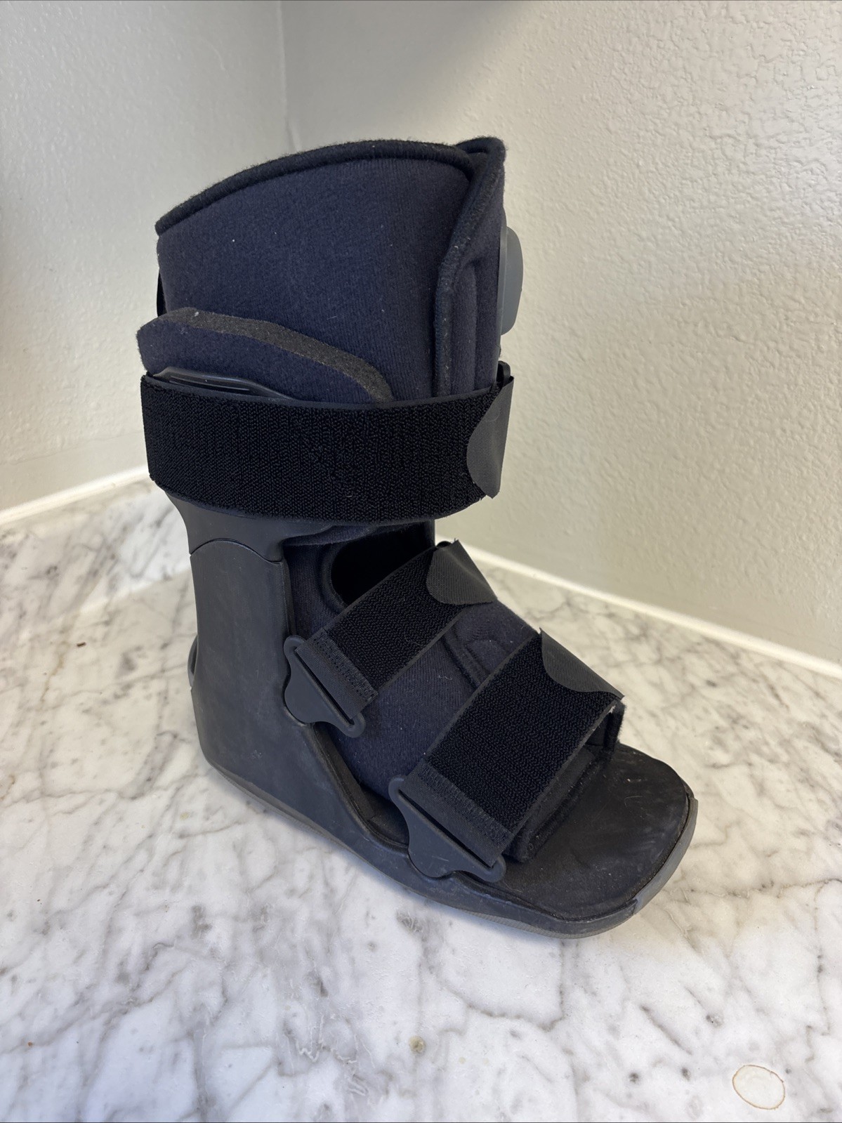 Breg SoftGait Air Short Walker Boot Size S, 19302Y