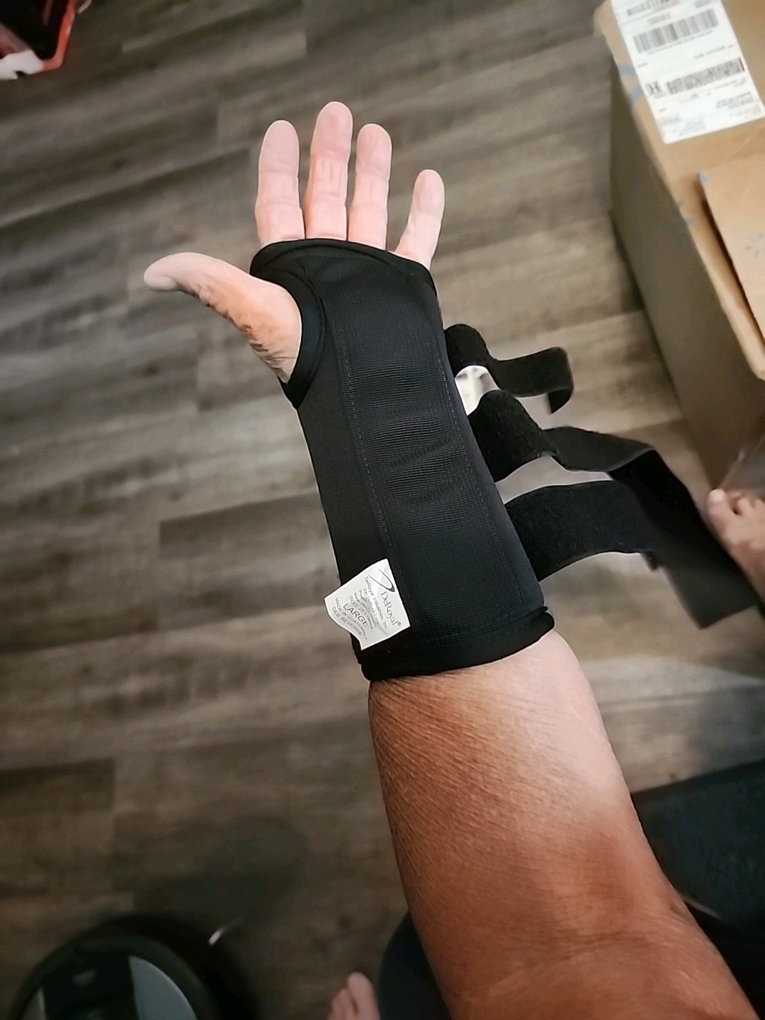 DeRoyal Right & left Wrist Splint, 8” Large, Black, Latex-free, Non-sterile