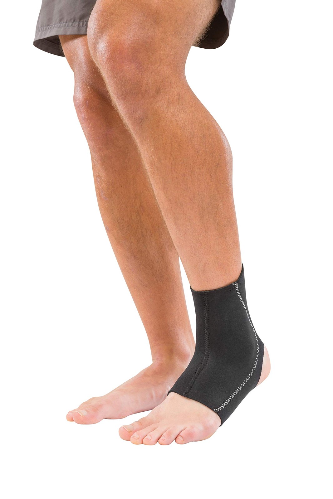 MUELLER Sports Medicine Neoprene Ankle Support Medium (Pack of 1), Black