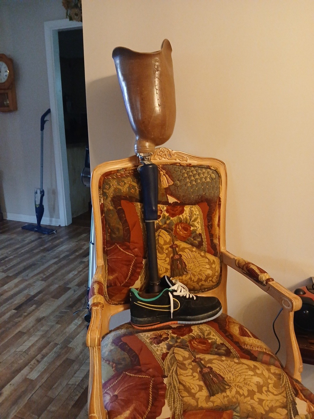prosthetic leg above knee