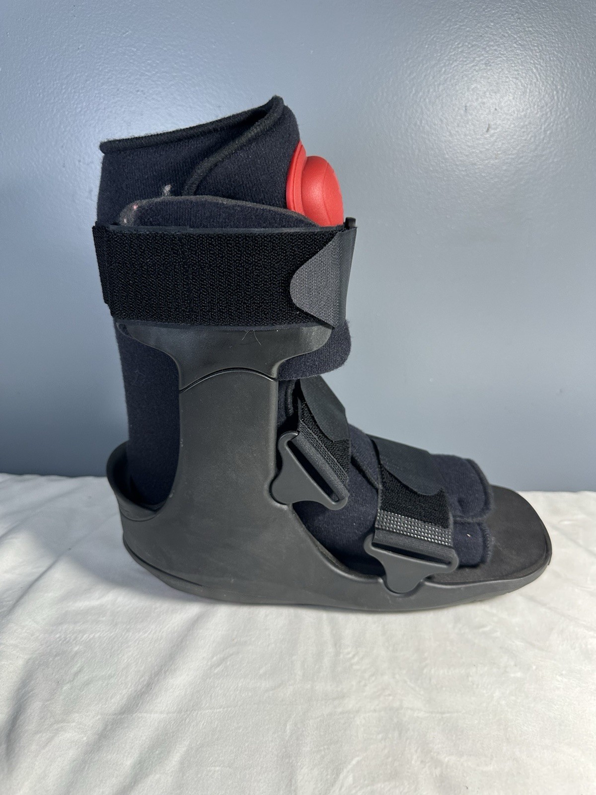 DJO XcelTrax Rehabilitation Ankle Boot Ankle Air Shock pod Walker Size Medium