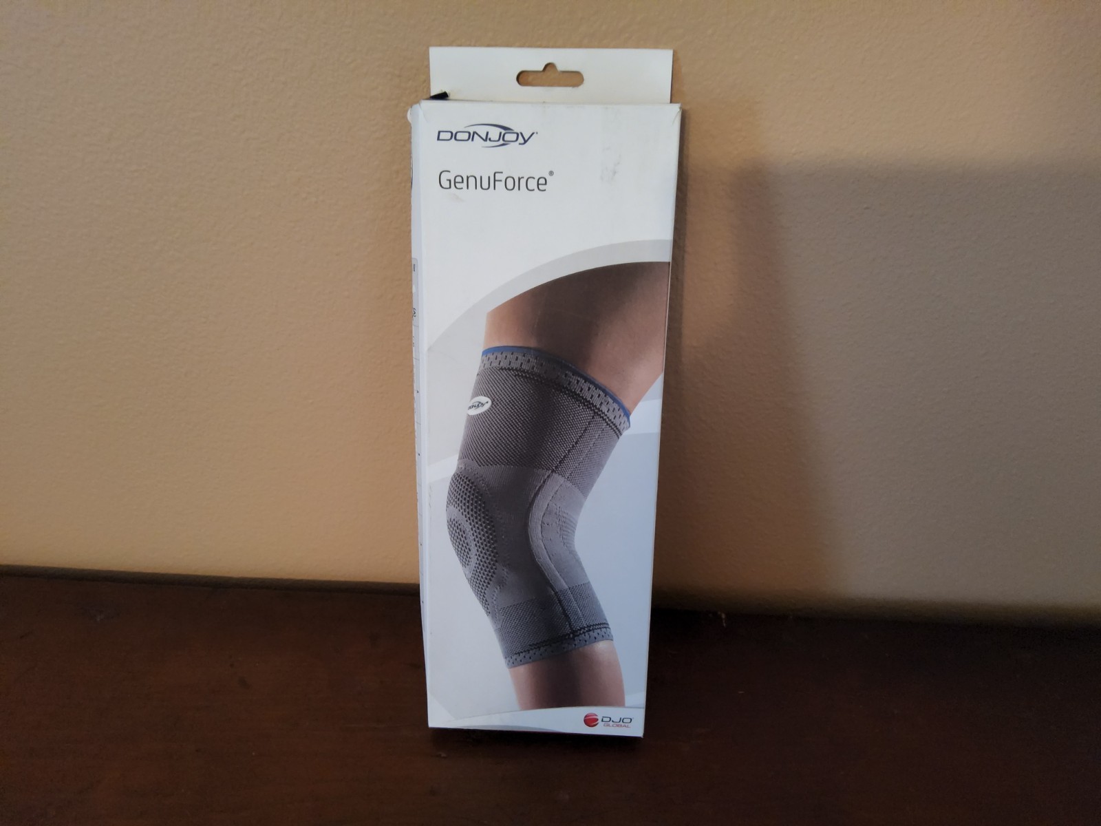 Donjoy Genuforce Knee Support Slip-on EXTRA SMALL Right or Left Knee Brand New