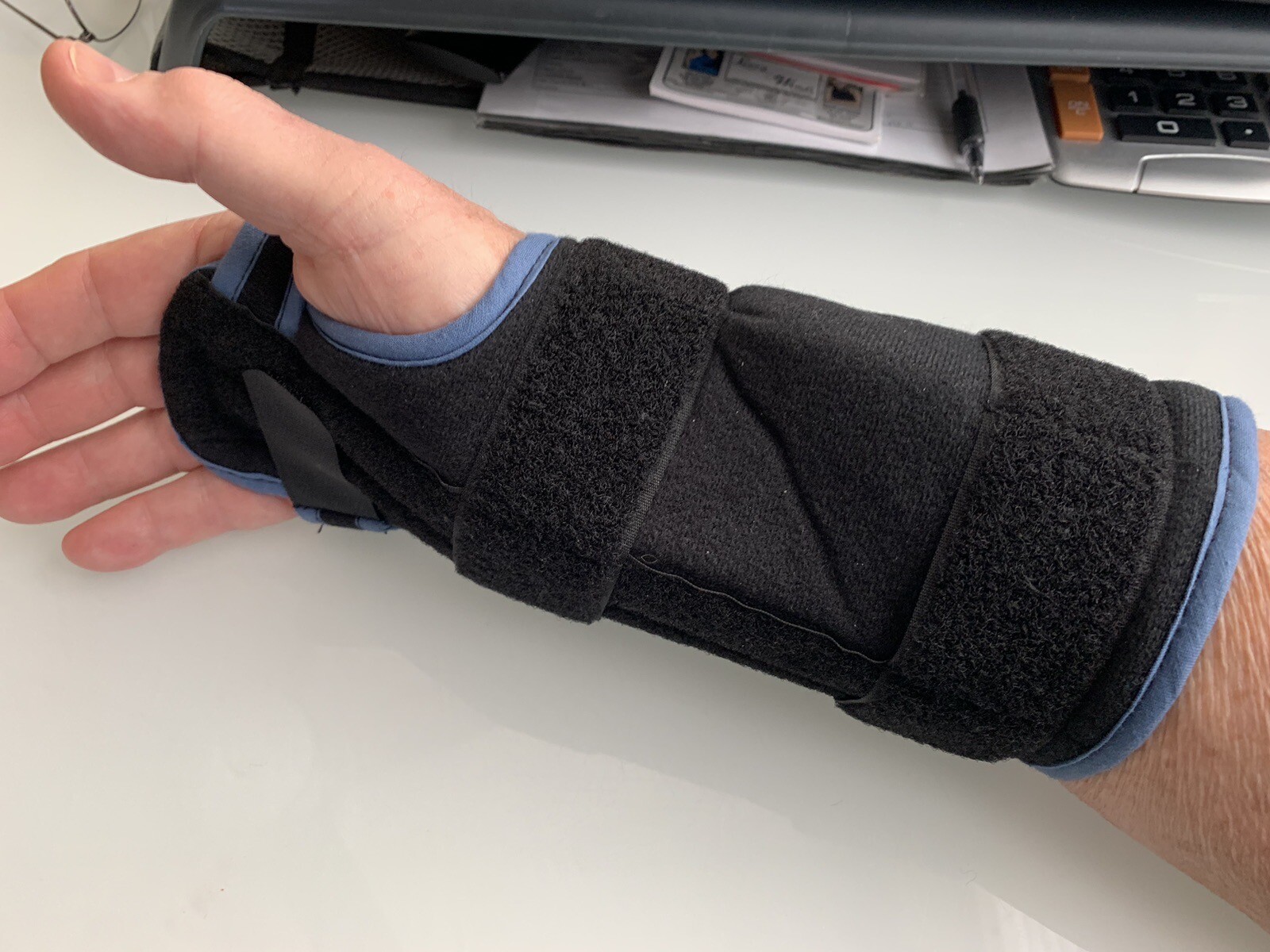 VELPEAU Rt Hand Medium Wrist Brace Adjustable w/ 2 Metal Supports