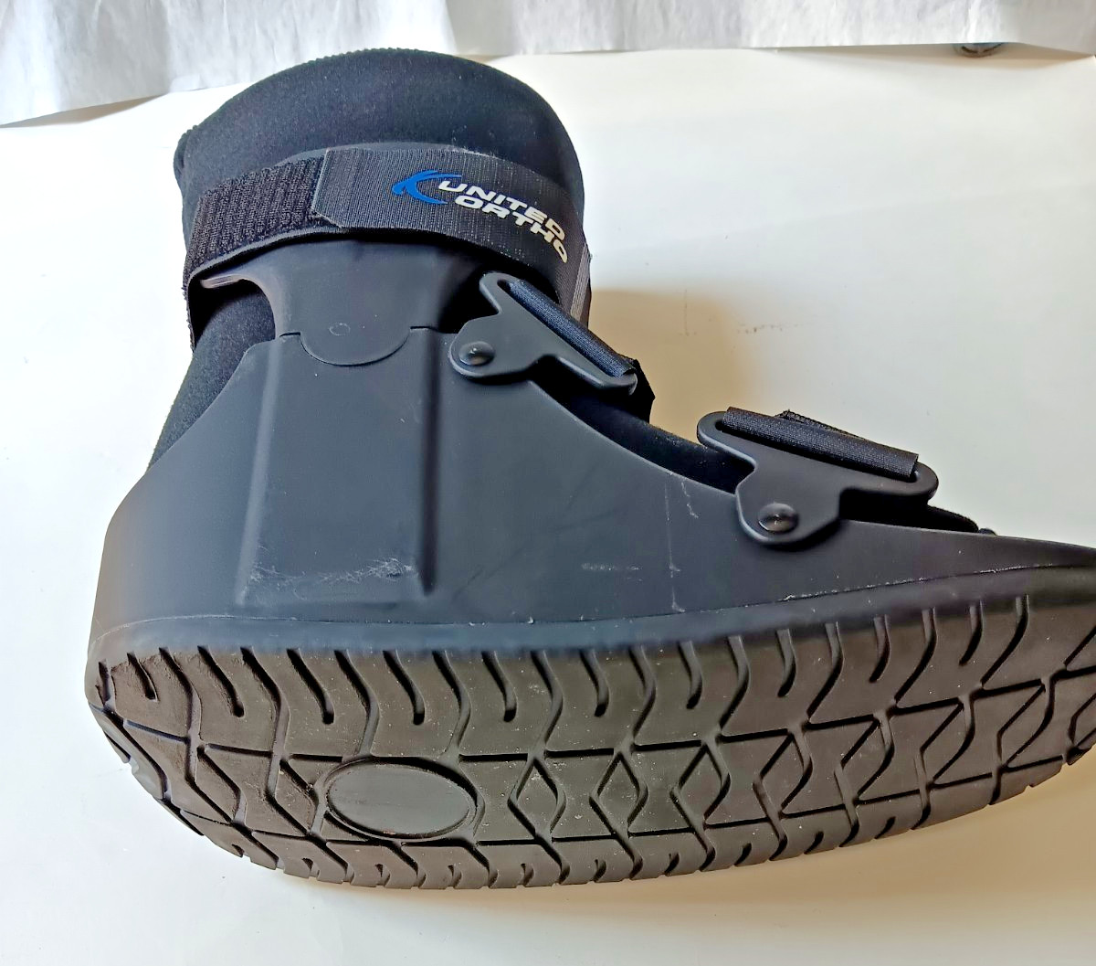 United Ortho USA14015 Short Cam Walker Fracture Boot, Medium, Black Missing Box