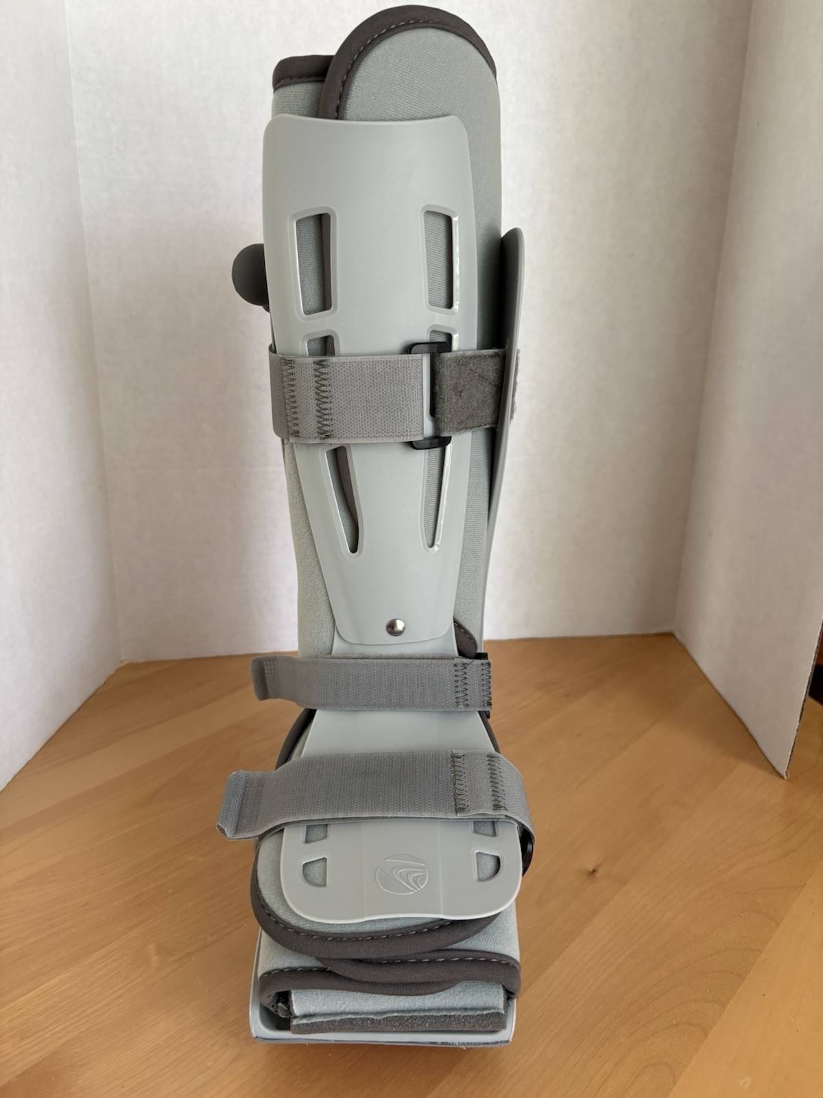 Walker Boot/Brace, Air Pump, 3 Strap, Full Shell, Breg Genesis, SMALL, Ex. Cond.