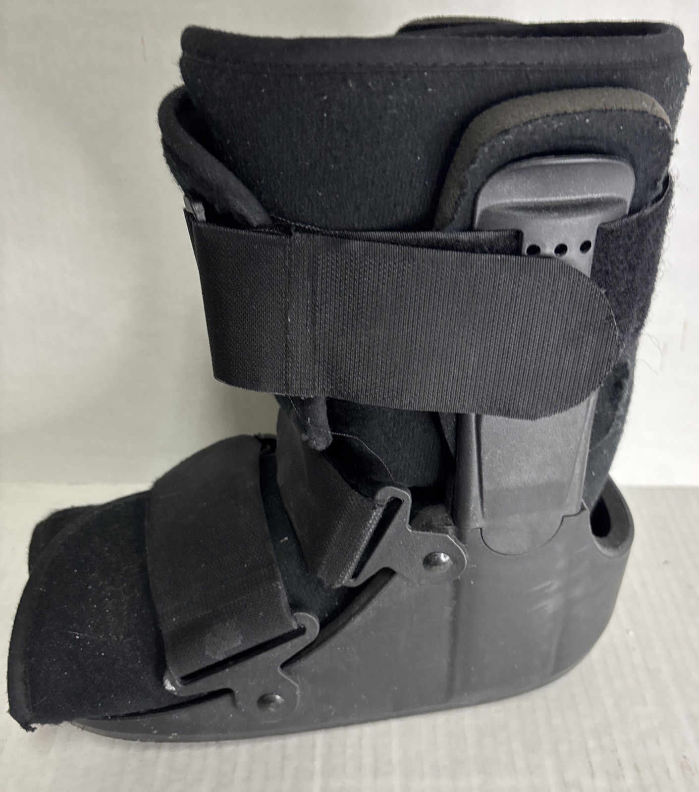 Walking Boot for Ankle Injuries & Fractures Adjustable Air Pump Size Small