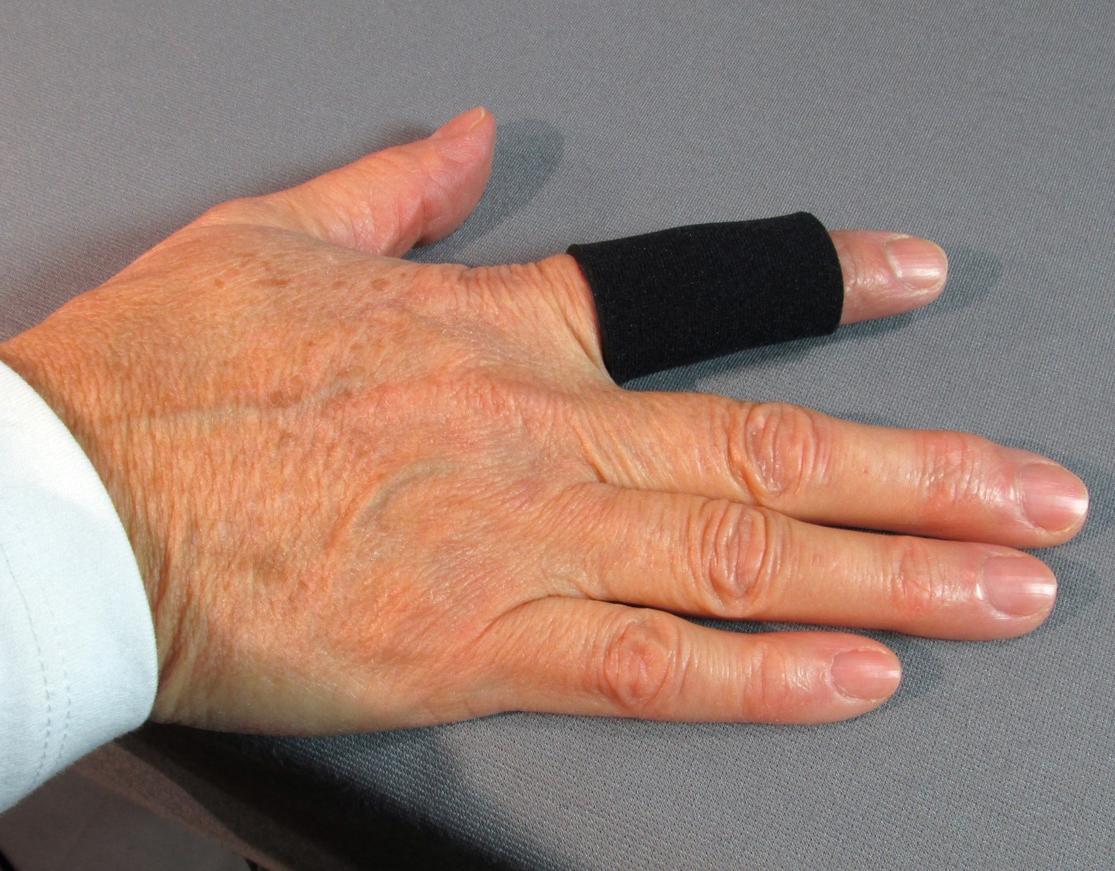Finger brace for arthritis pain relief. The Finger Buddy.