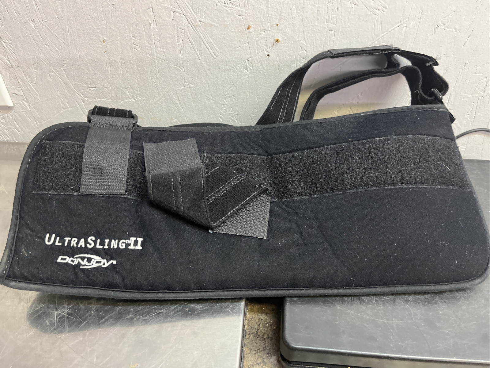 DonJoy UltraSling II Shoulder Arm Sling Immobilizer Black, Size Medium. AD