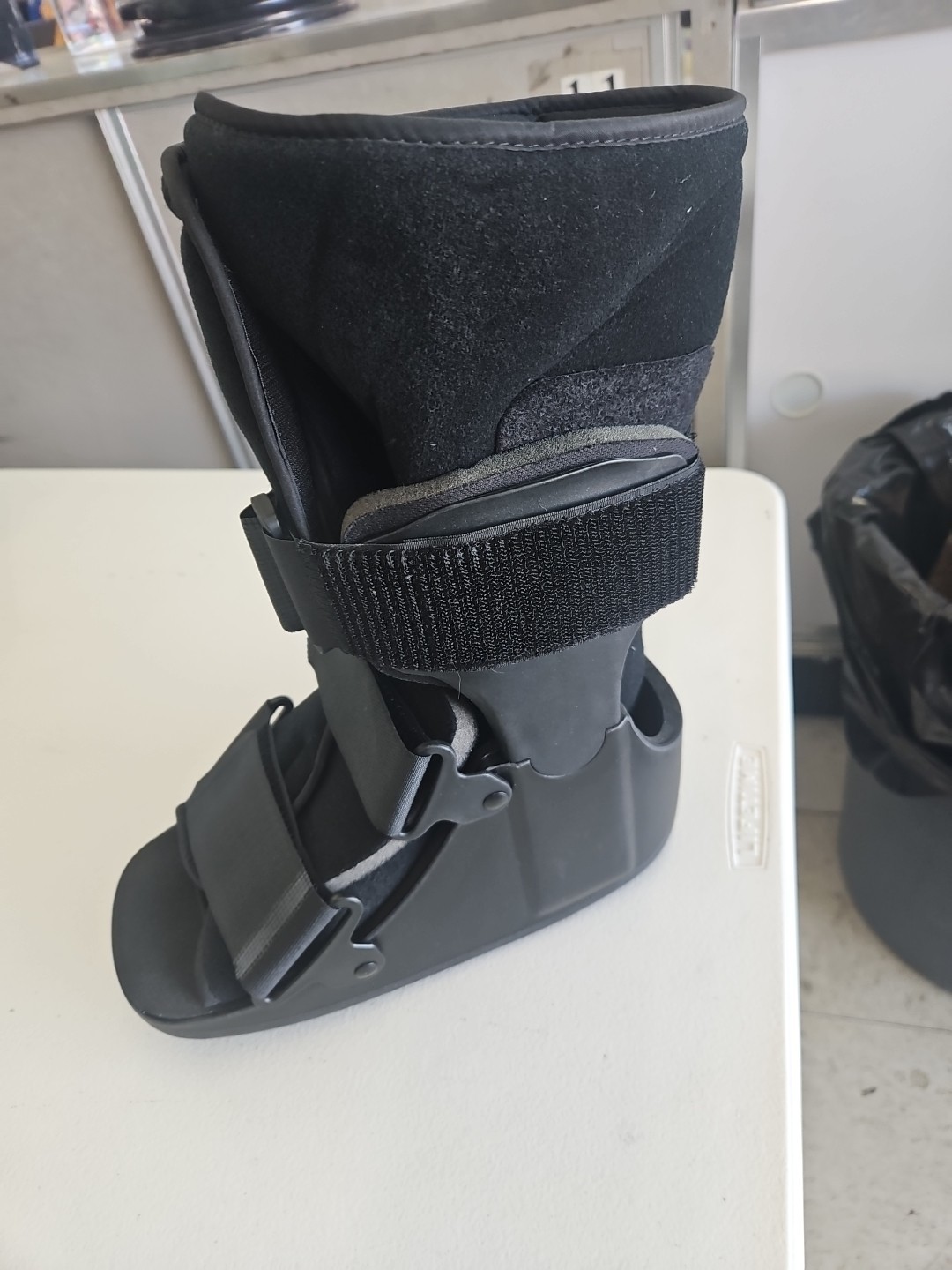 United Ortho Short Air Cam Walker Fracture Boot Small Black Size Medium
