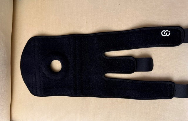 CompressionGear knee brace with side stabilizers