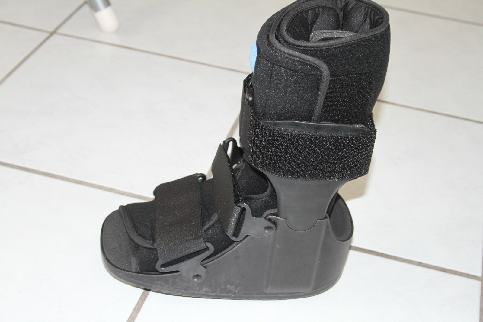 United Ortho Short Air Cam Walker Fracture Boot, SM/Med with 3 Pads 14113
