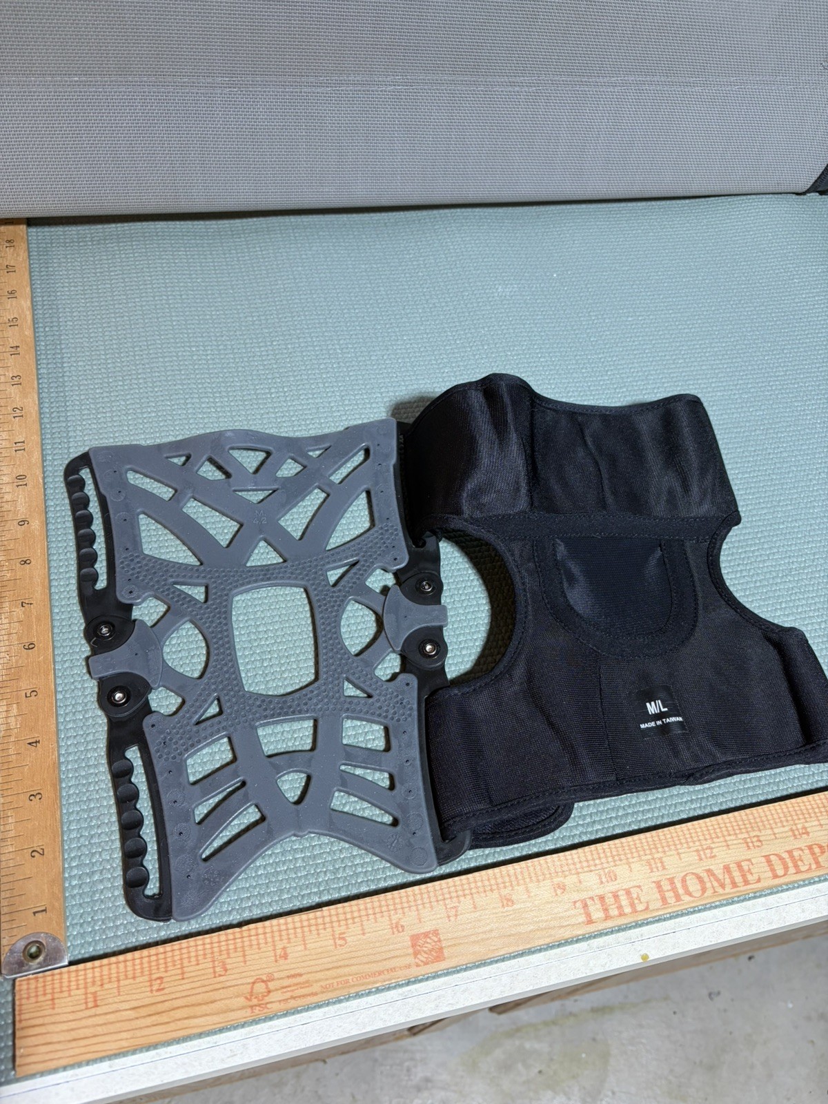 Knee Brace Gray Size: M/L Donjoy Reaction 11-0215-2 With Sleeve. Brand New!
