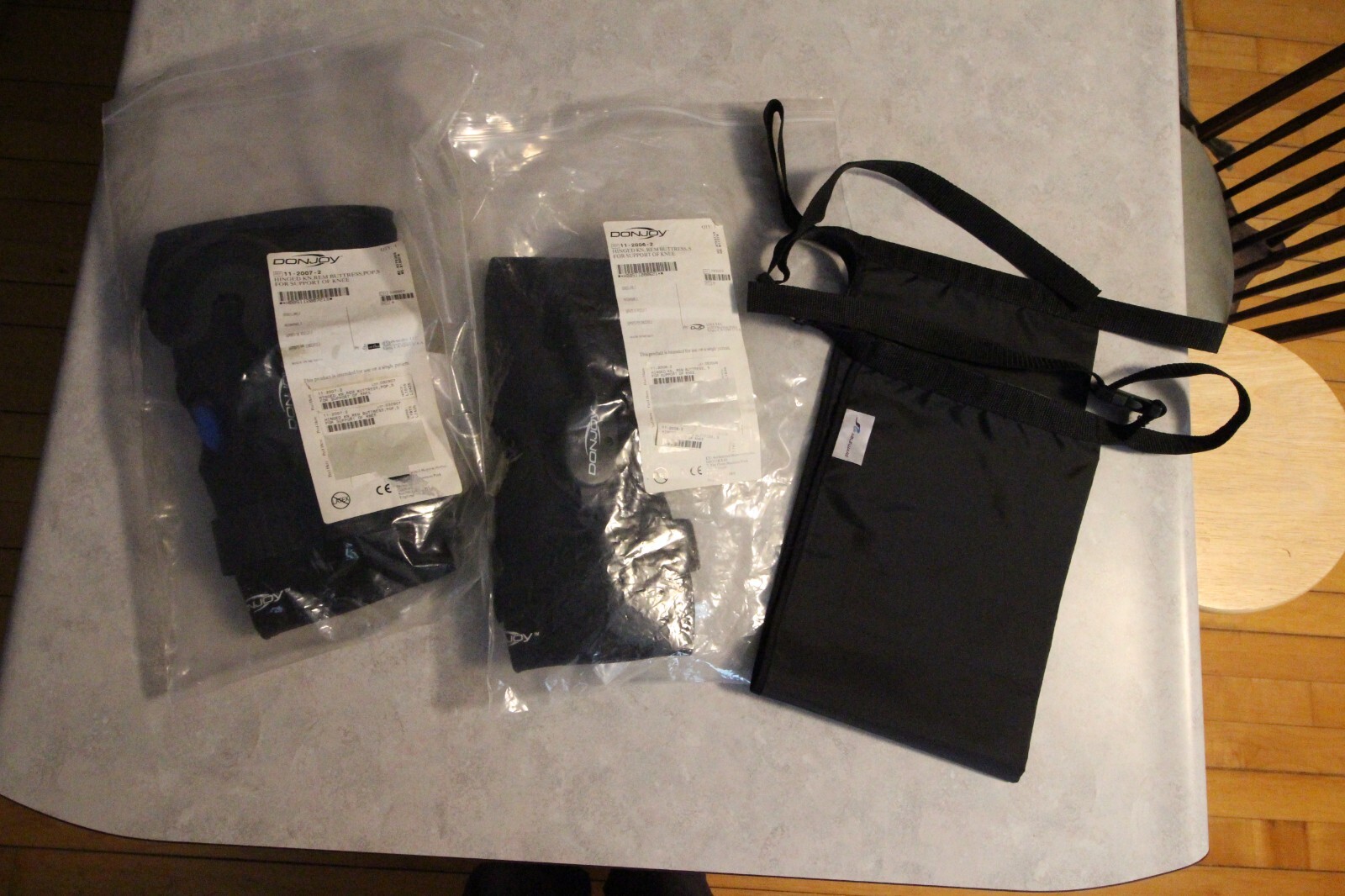 2 DONJOY Hinged Knee Support Braces Small, REM Buttress, POP, S with Carry Bag