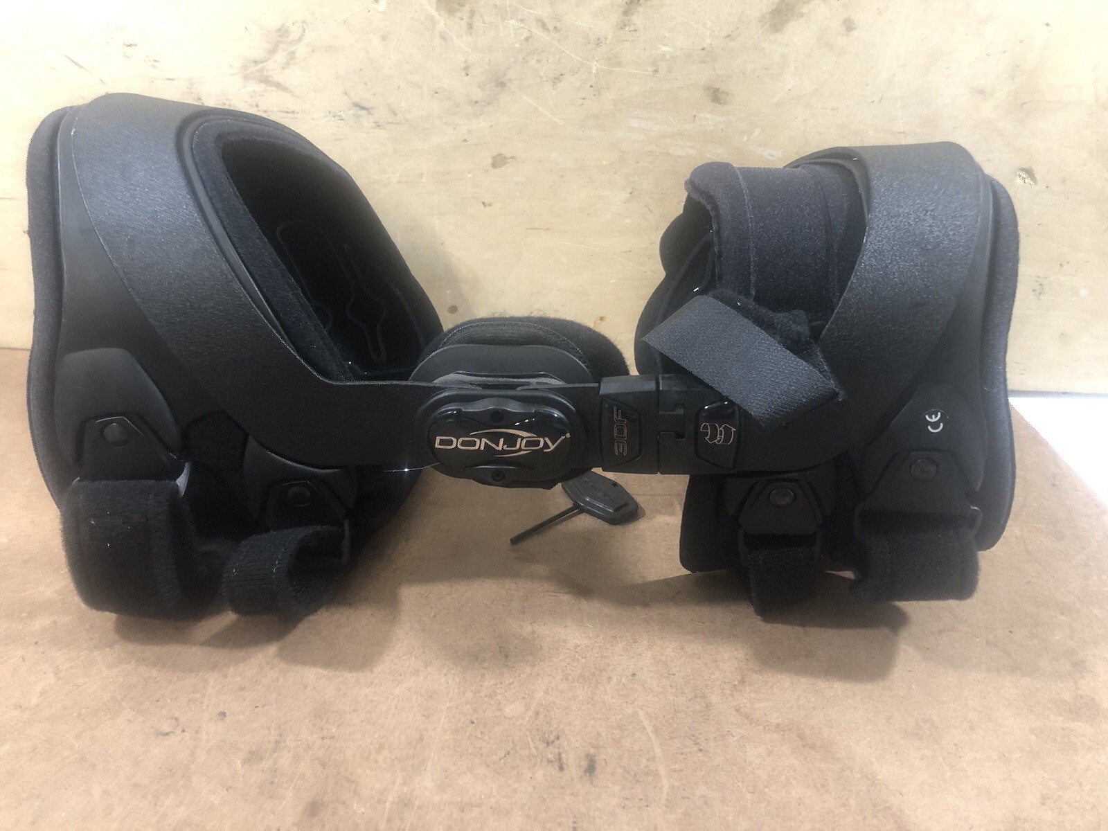 Donjoy 3DF XL Right Medial Knee Brace PreOwned