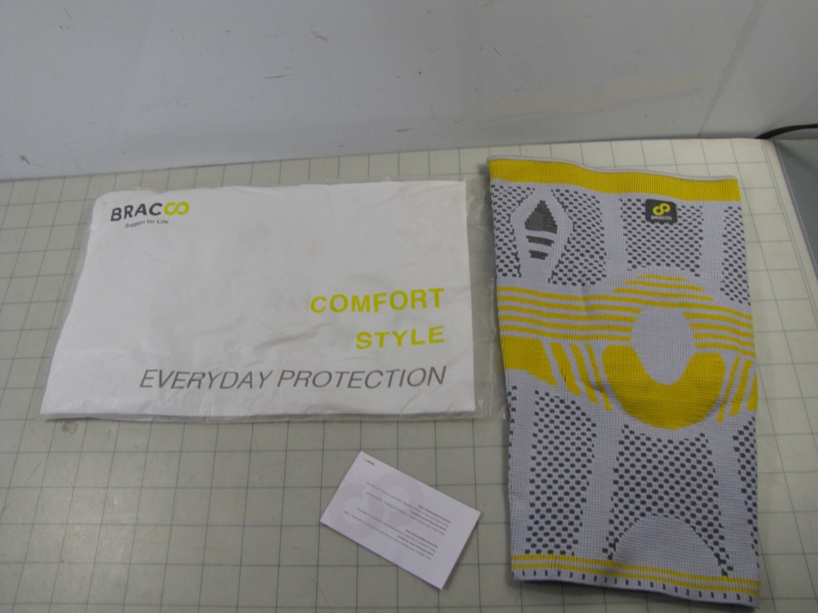 Bracoo Knee Shielder Compression Support Sleeve Size XL NEW