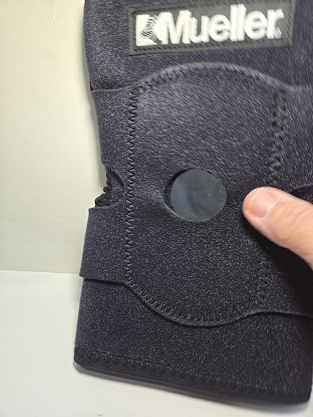 ADULT UNISEX MUELLER NEOPRENE/NYLON ADJUSTABLE KNEE BRACE – ONE SIZE FITS MOST