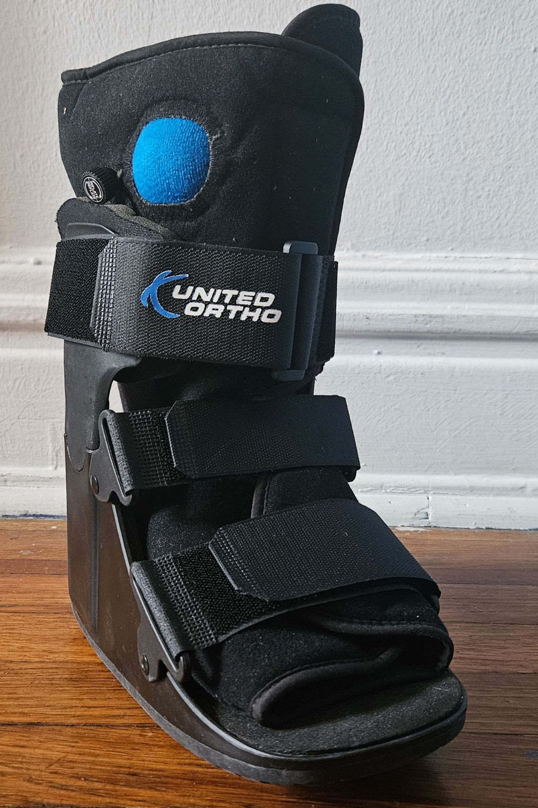 United Ortho Short Air Walker Fracture Boot – Size Small with comfort pads