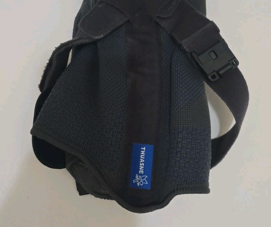 Thuasne “Action Reliever” Knee Brace Size 3 Left Medial/Right Lateral L/M Grey