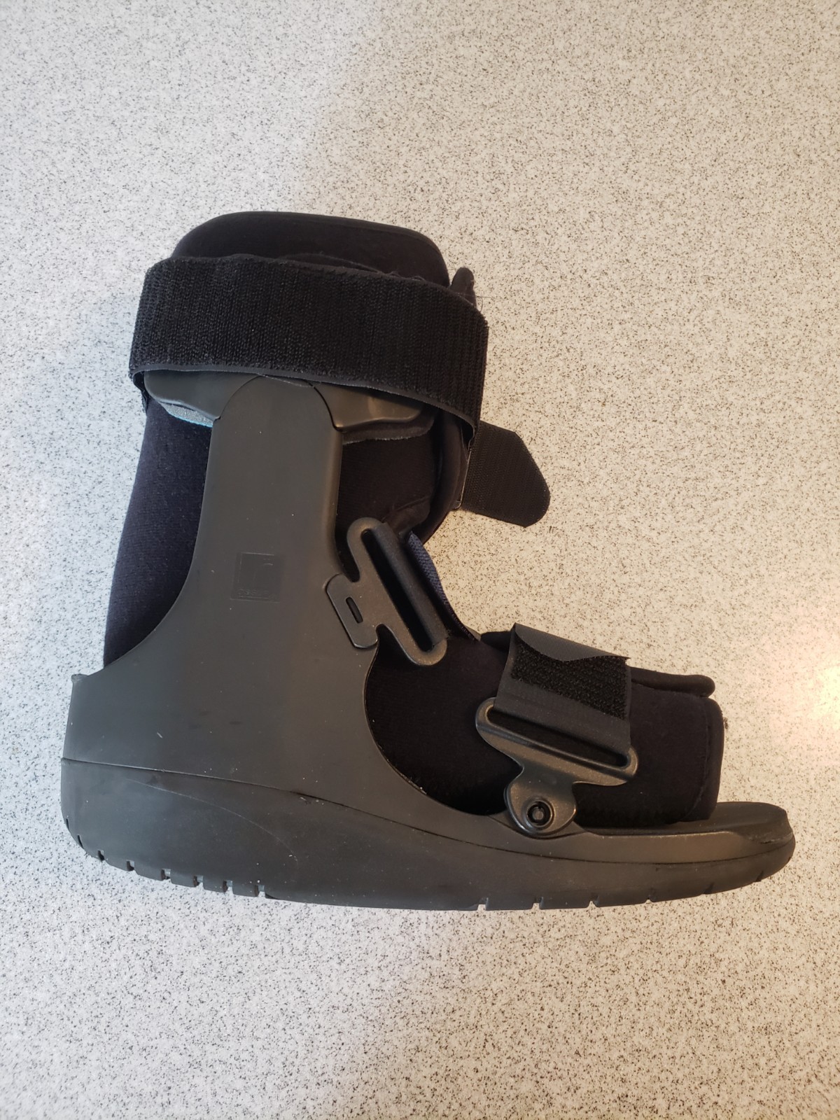 Ossur FormFit Black Walker Boot medium