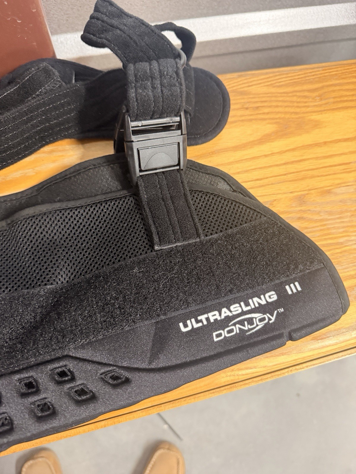DonJoy Ultra Sling III Adjustable Shoulder Support-No Pillow or Ball Medium sz