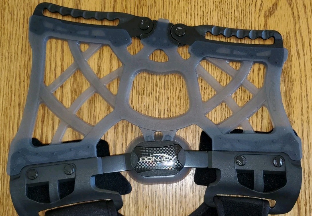 DonJoy OA Reaction Web Knee Brace Size Small-Medial Right/Lateral Left 11-7426-2