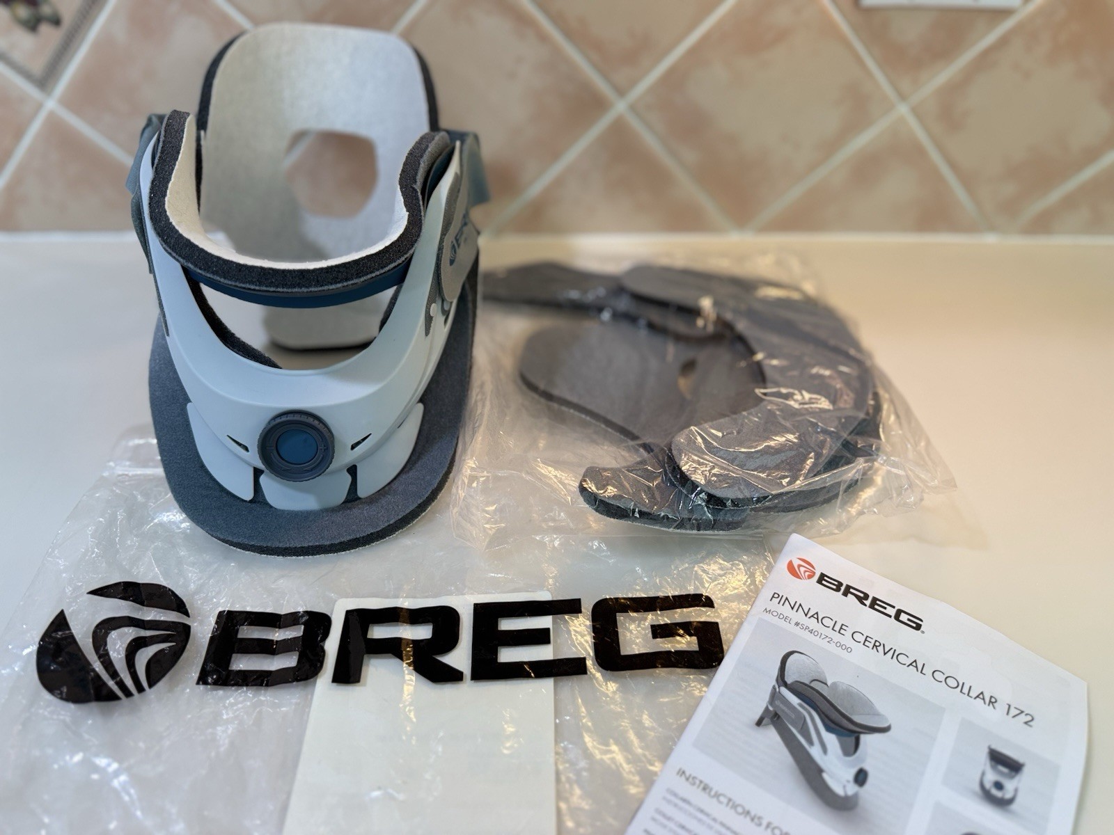 New Breg Pinnacle Cervical Collar 172 Model SP40172-000 New Complete Neck Brace