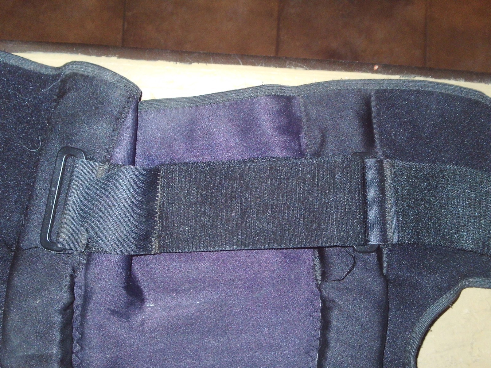 FOOTBALL KNEE BRACE BIOSKIN W/METAL SUPPORT RODS EXCELLENT COND. FREE SHIPPING
