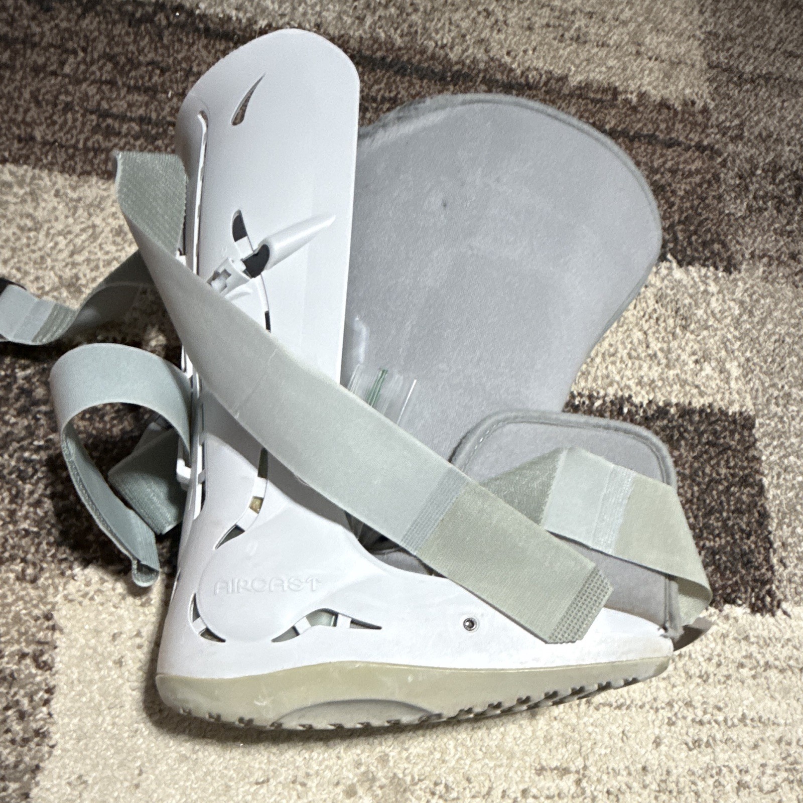 Aircast Adjustable Walking Boot Ankle Foot Immobilizer Plastic Gray/White M