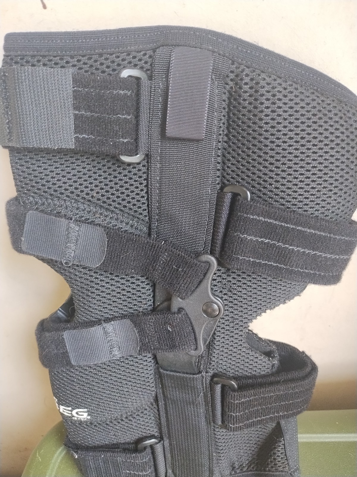 BREG (14201) Knee Brace Patellar Tracking Orthosis Size Large Right Side AirMesh