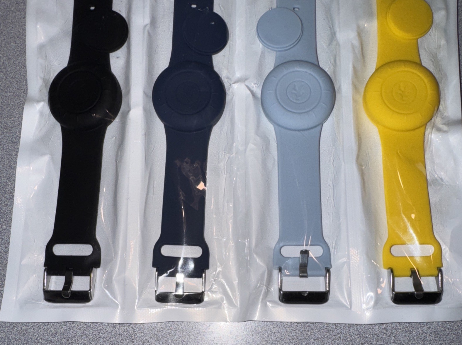 Air Tags Bracelets 4 Pack Apple Kids Elderly Black Blue Yellow