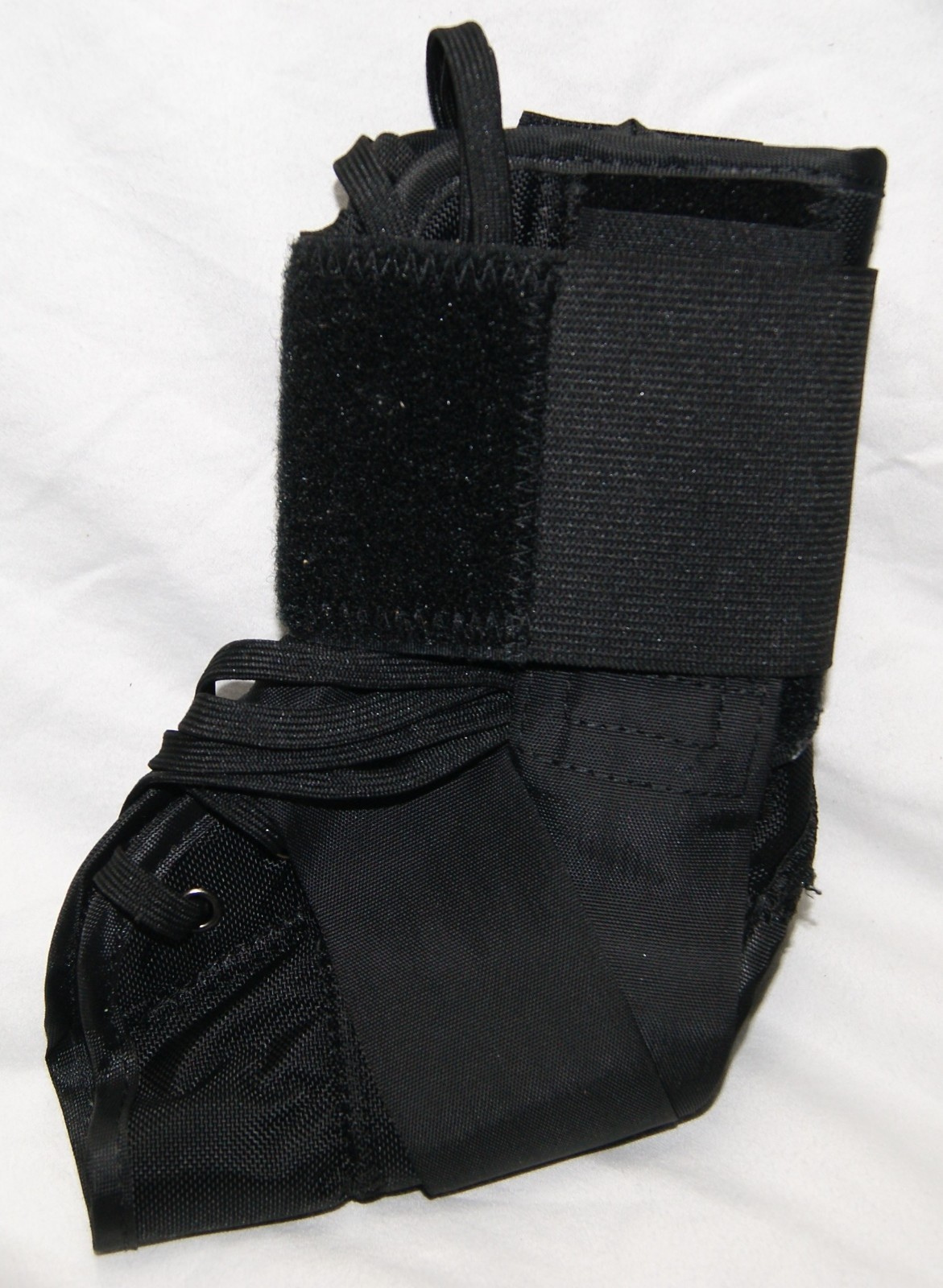 breg ankle brace medium black under foot wrap hook & loop closure