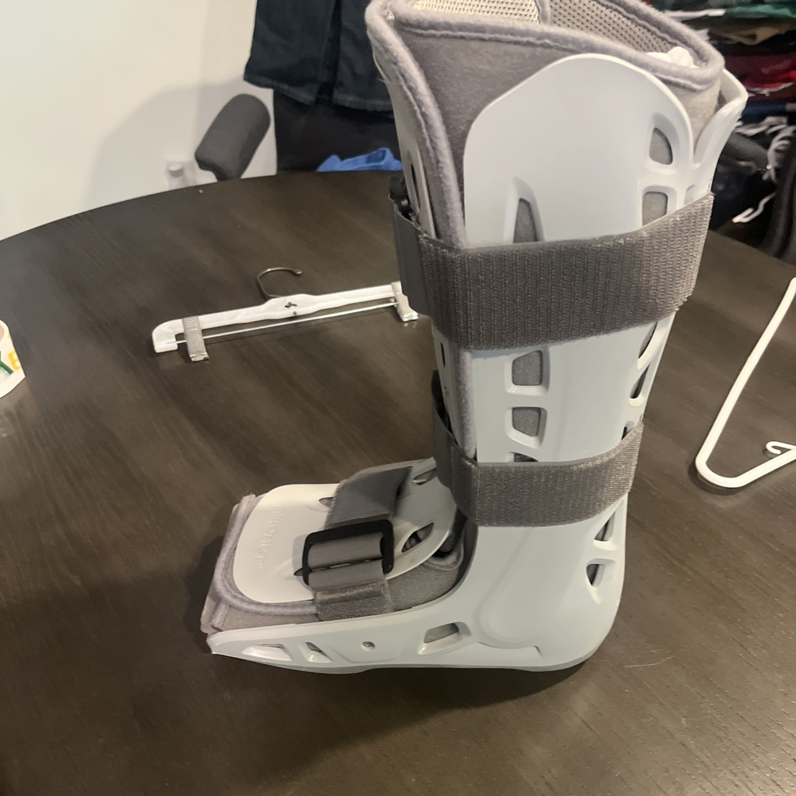 Aircast Softstrike Walking Boot Side Pump Inflation Size Medium