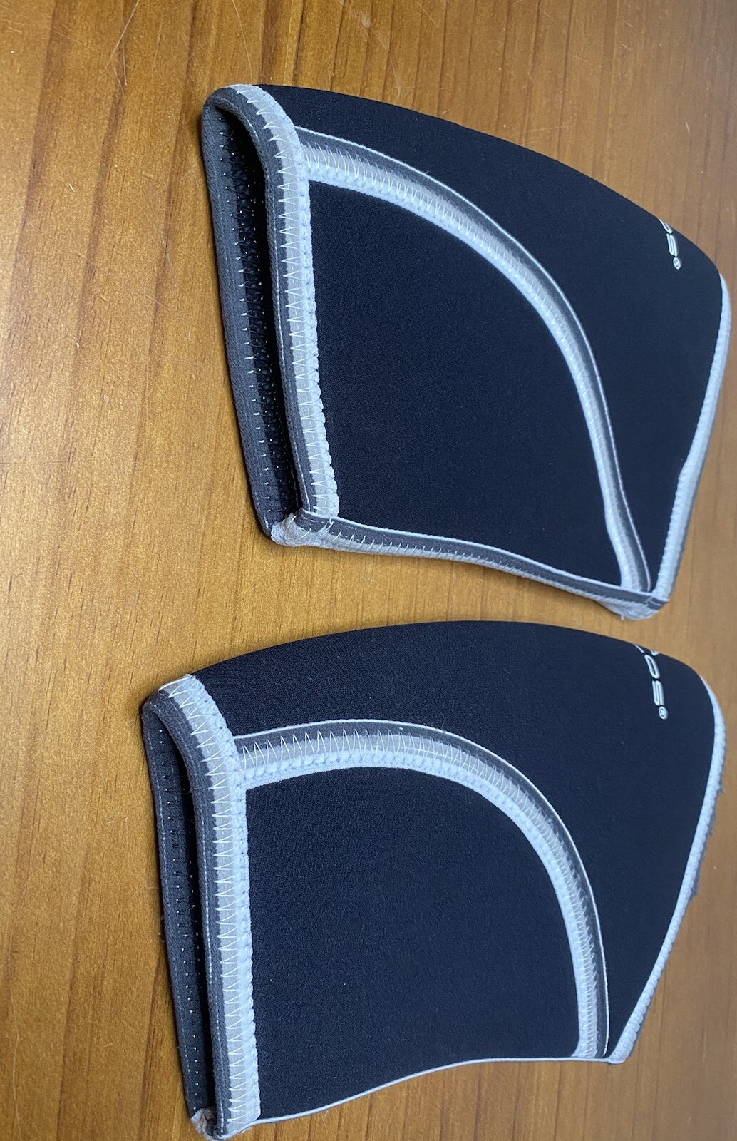Aeolos Compression Knee Brace Size Small Set of 2