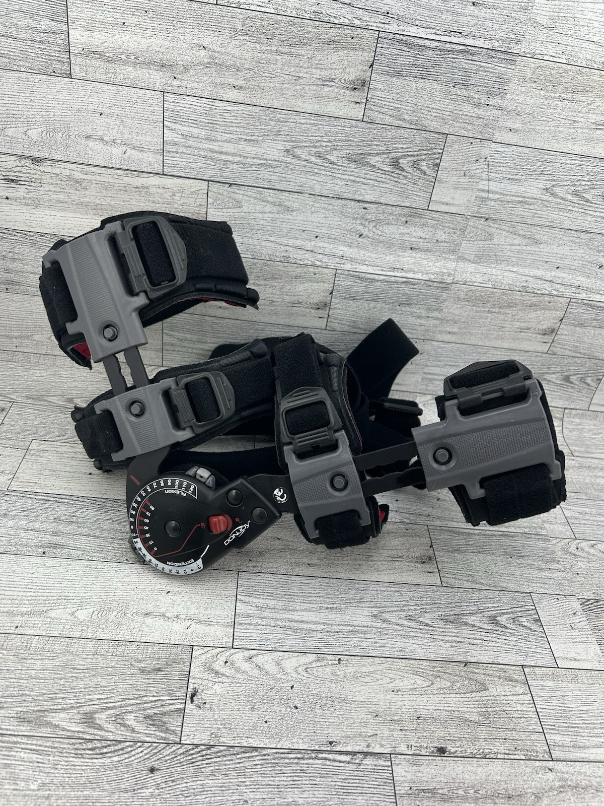 Donjoy X-Act ROM Elbow Right Brace Black Red Universal Size