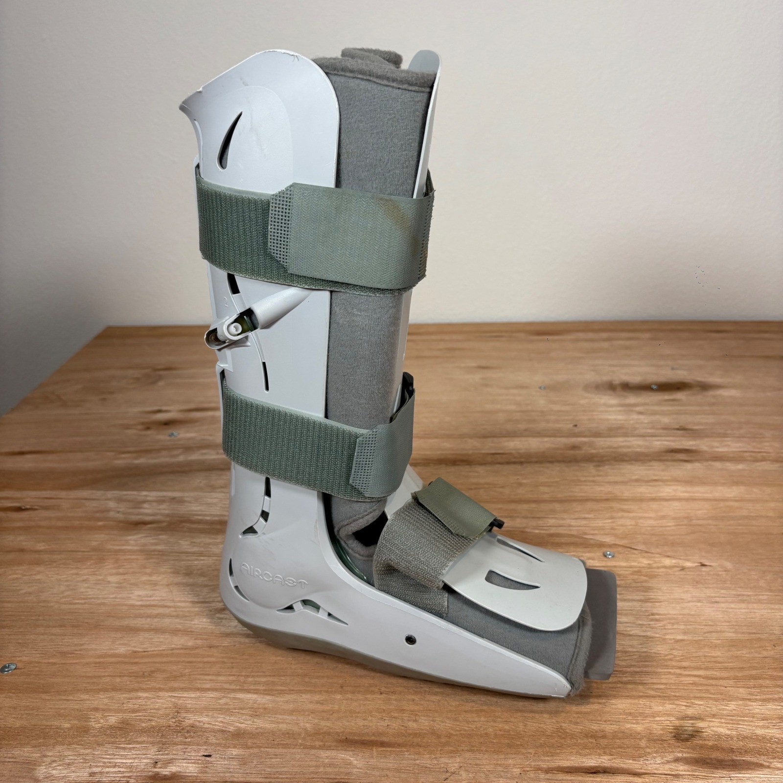 Aircast FP Walker 01F-M Medium Pneumatic Walking Boot Brace with Pump White Gray