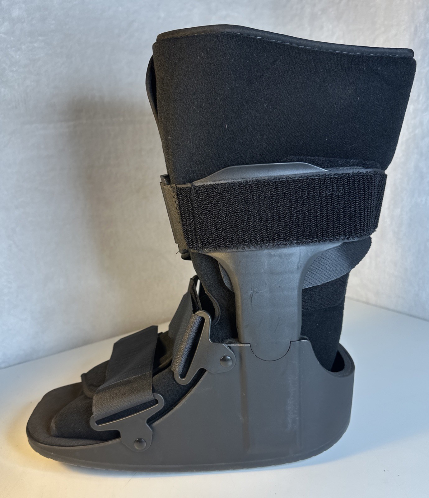 United Ortho USA14115 Short Air Cam Walker Fracture Boot, Medium, Black