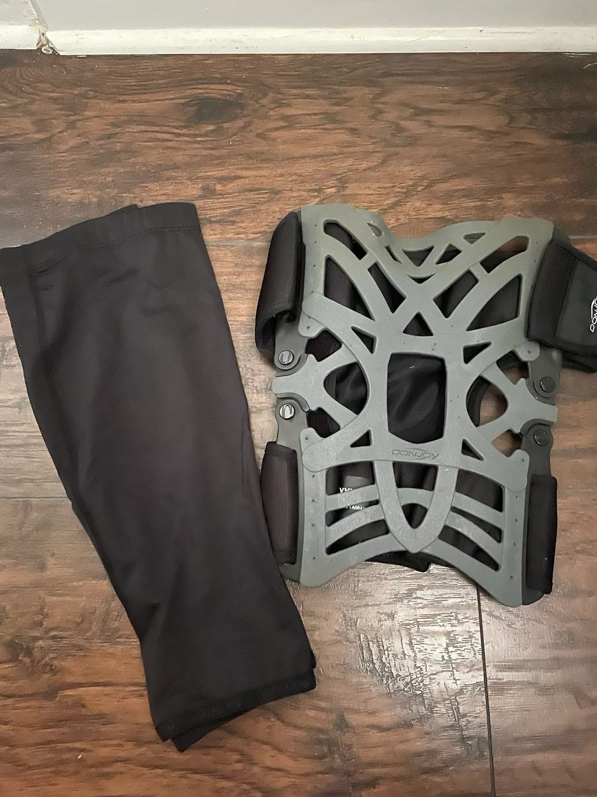 DonJoy Reaction Knee Brace XXXL Gray/Black Adjustable Stabilization 11-0215-5