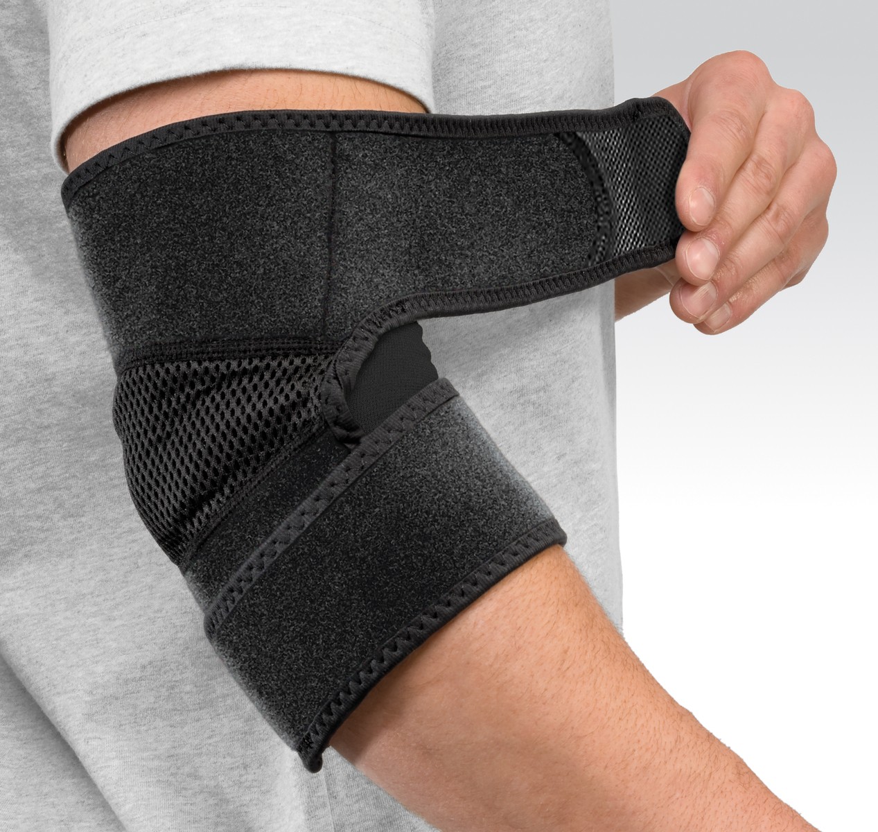 Mueller Adjustable Elbow Support Moderate support Adjustable OSFM, Slip-on Black