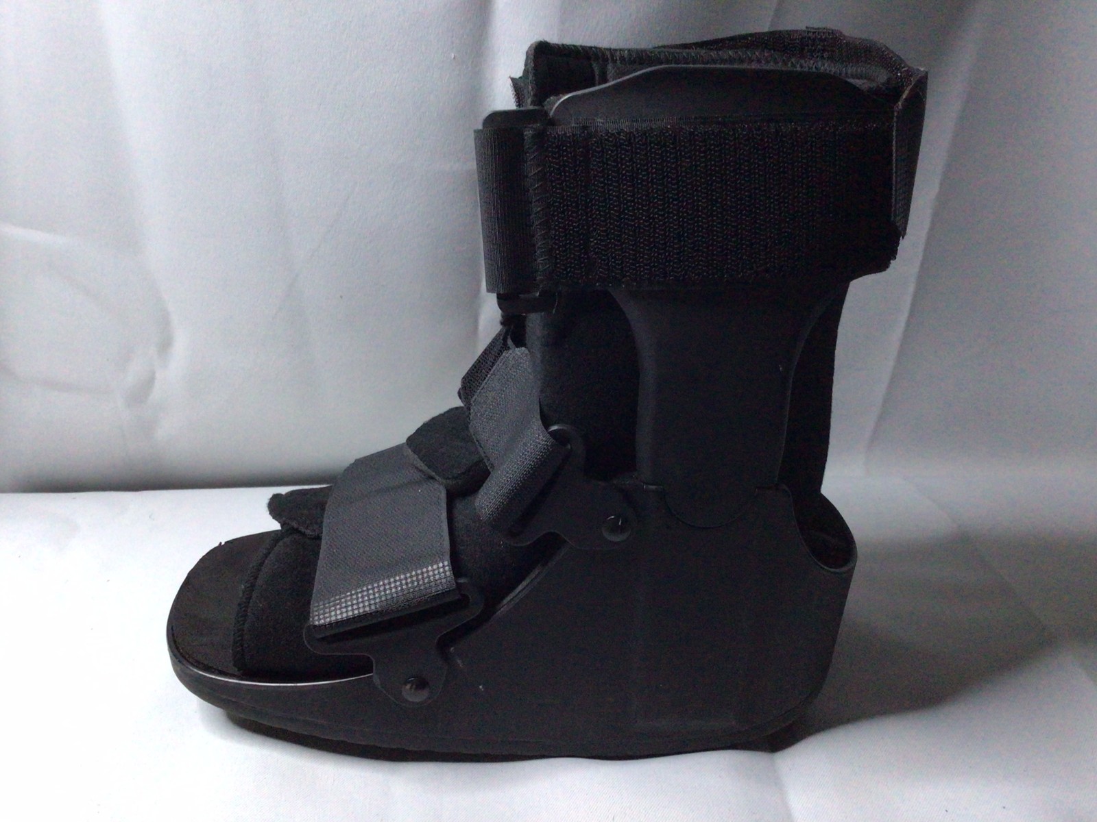 United Ortho USA14013 Short Cam Walker Fracture Boot, Small, Black