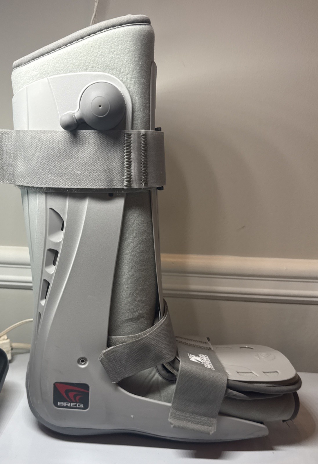 Breg Genesis Full Shell Walker 4 Strap Tall Medium Pump Walking Boot Gray M