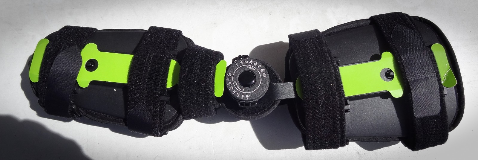 Alpha Medical Universal Size ROM hinge with quick-adjusting flexion KNEE brace
