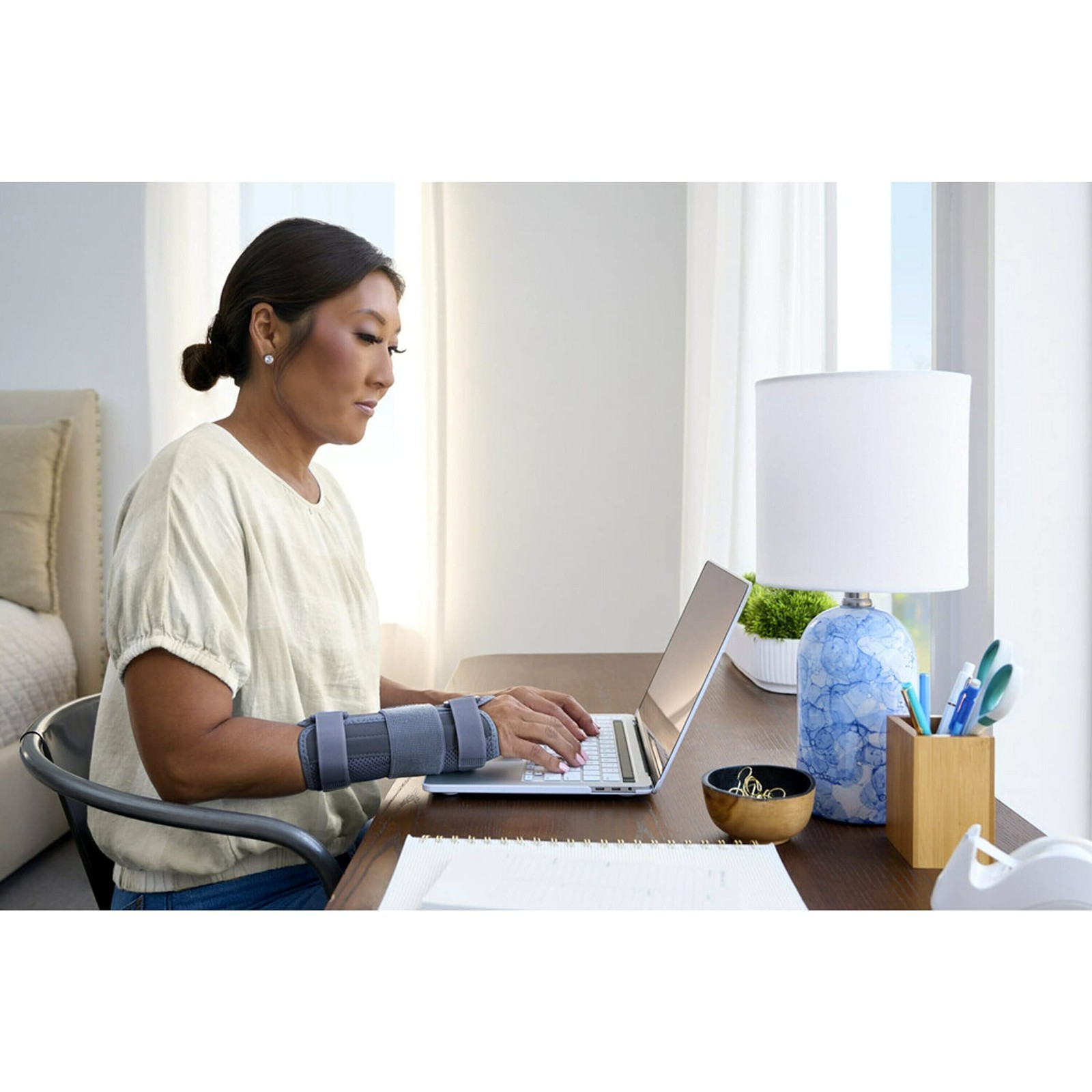 Deluxe Right Hand Wrist Stabilizer, Adjustable Support for S/M Size, Pain Relief
