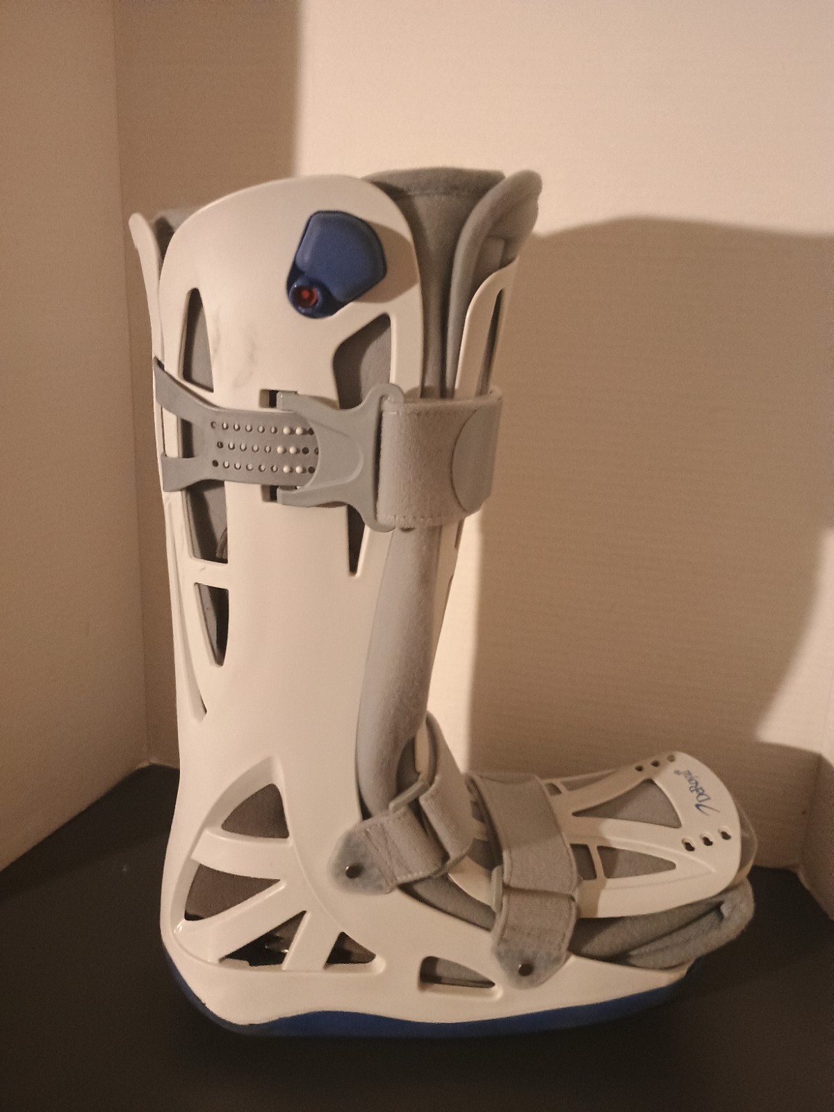 DeRoyal MEDIUM Full Shell Walker Boot w/Air Pumps – Stabilization