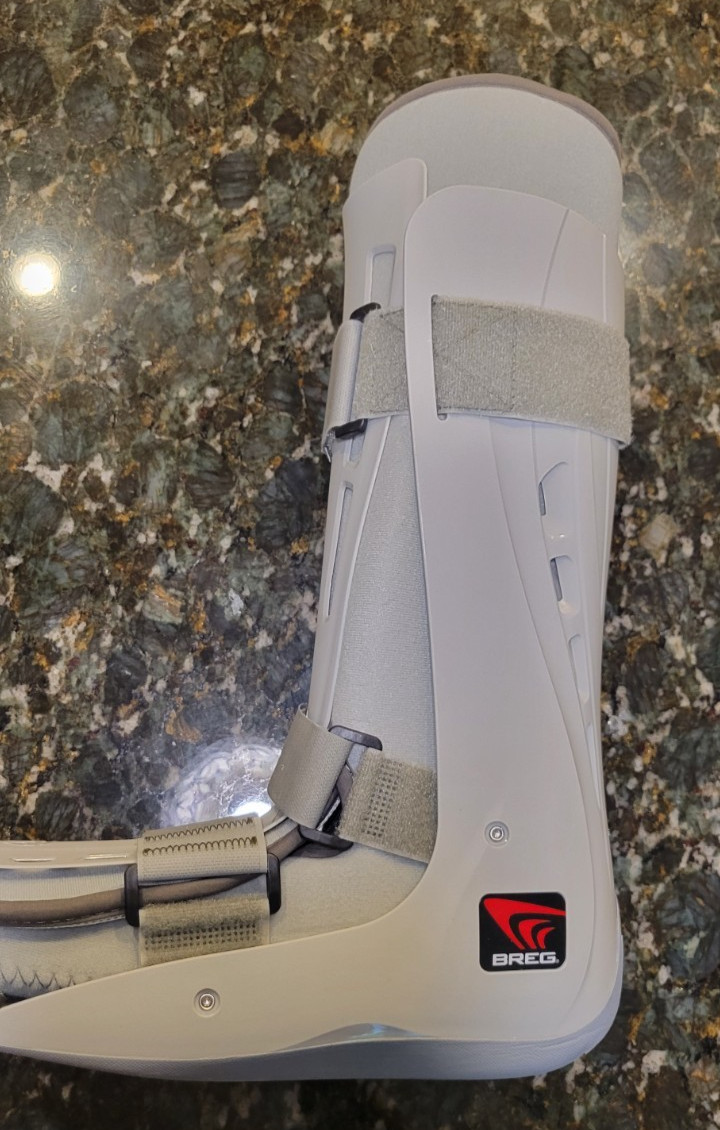 Berg Genesis Walking Boot (Medium) (Tall) with air support