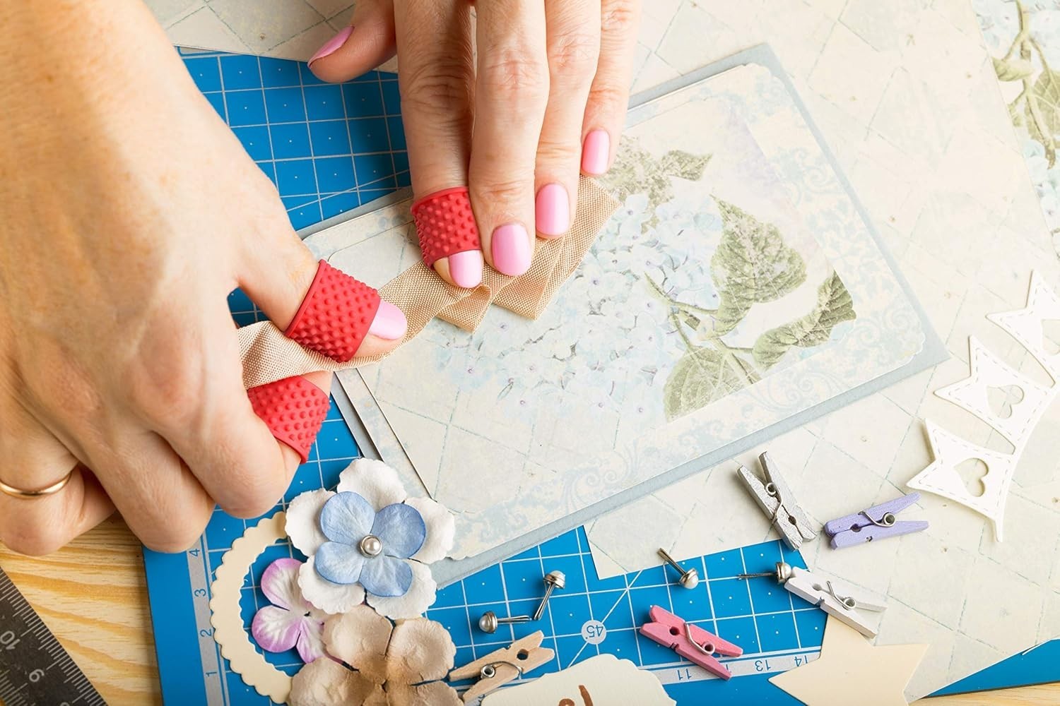 Secure Grip Medium Finger Tips: Reusable Latex-Free Protectors for Easy Handling