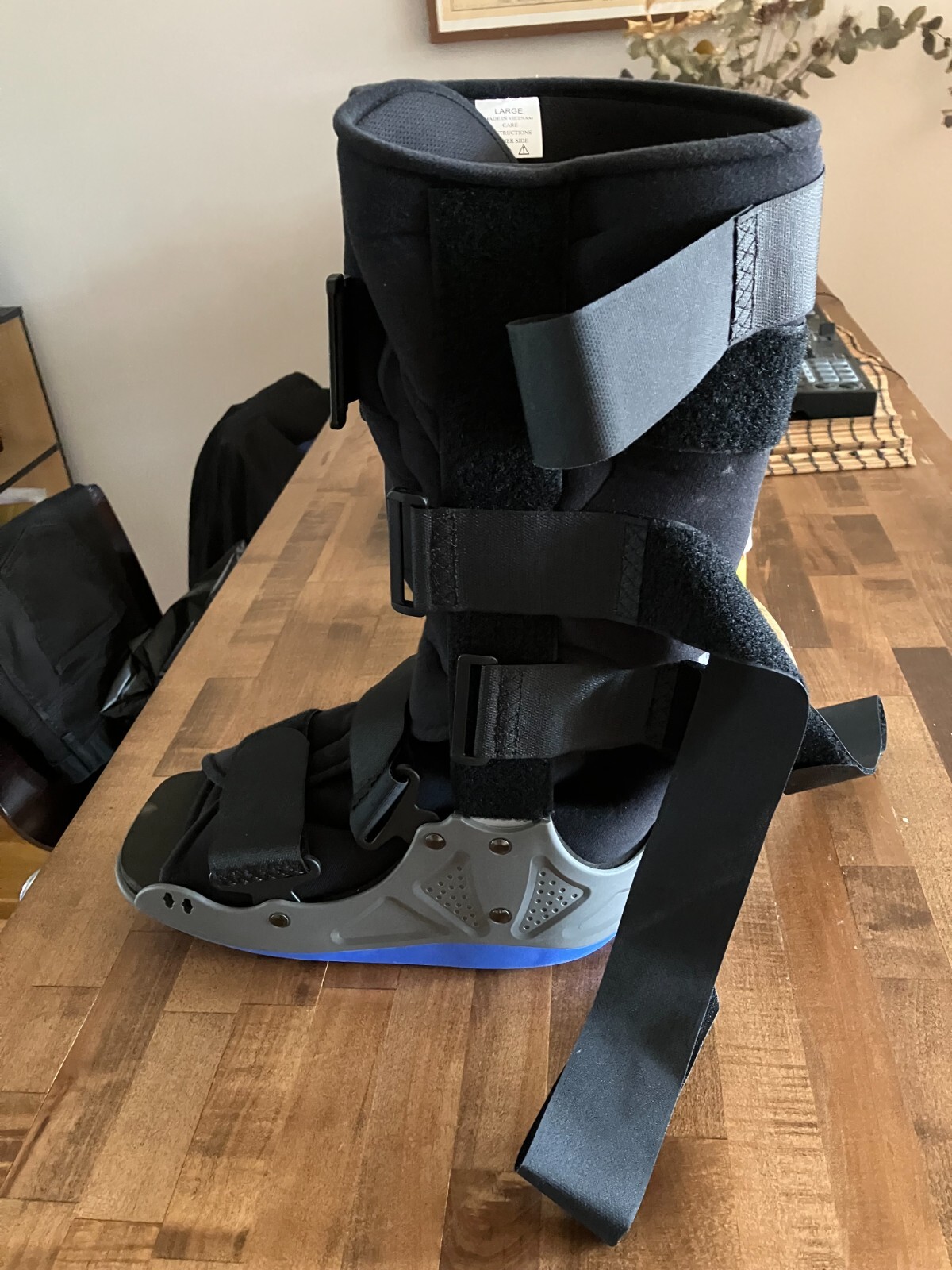 Walking boot (orthopedic), large. New. Very comfortable. Adjustable.