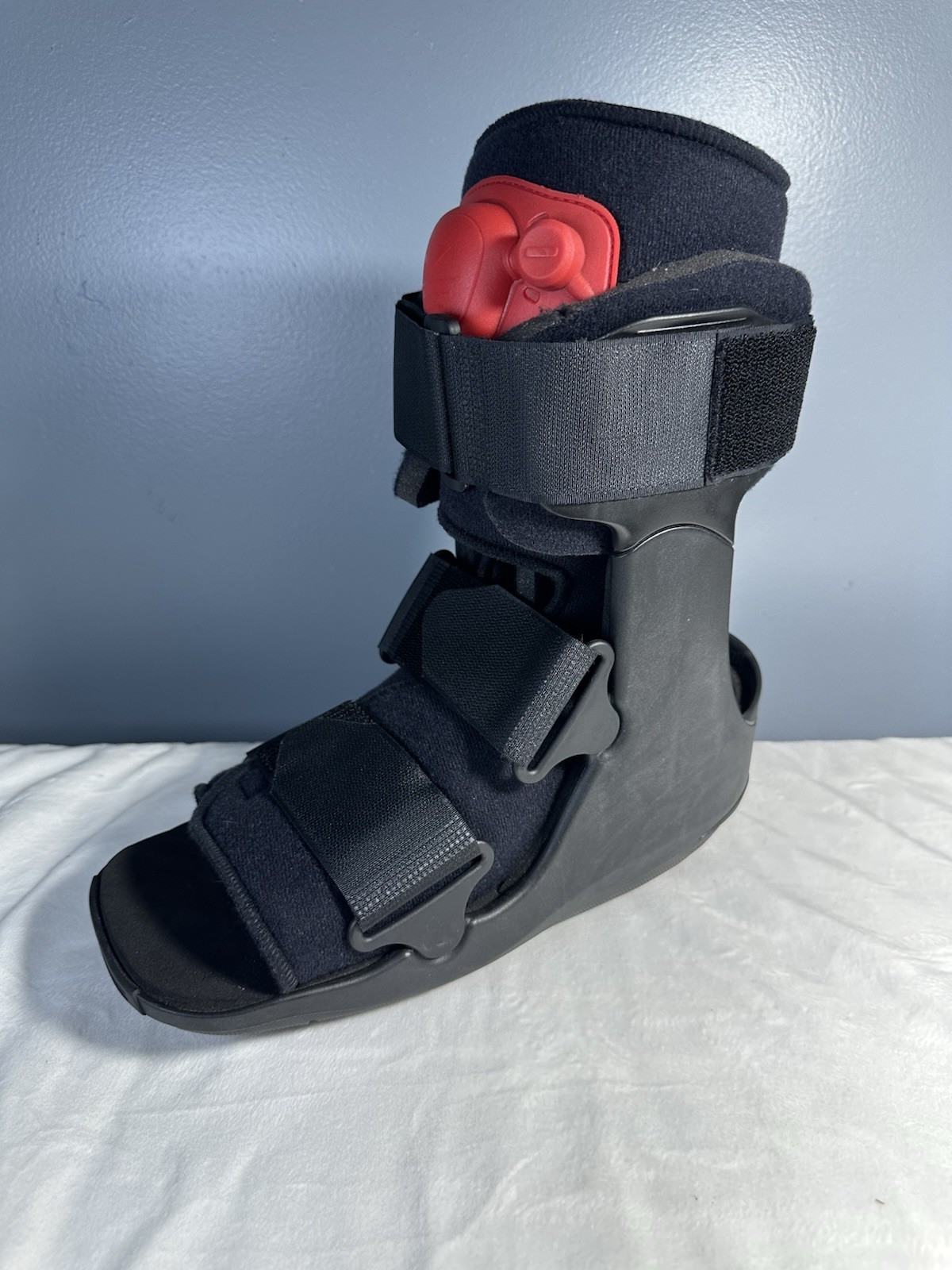 DJO XcelTrax Rehabilitation Ankle Boot Ankle Air Shock pod Walker Size Medium